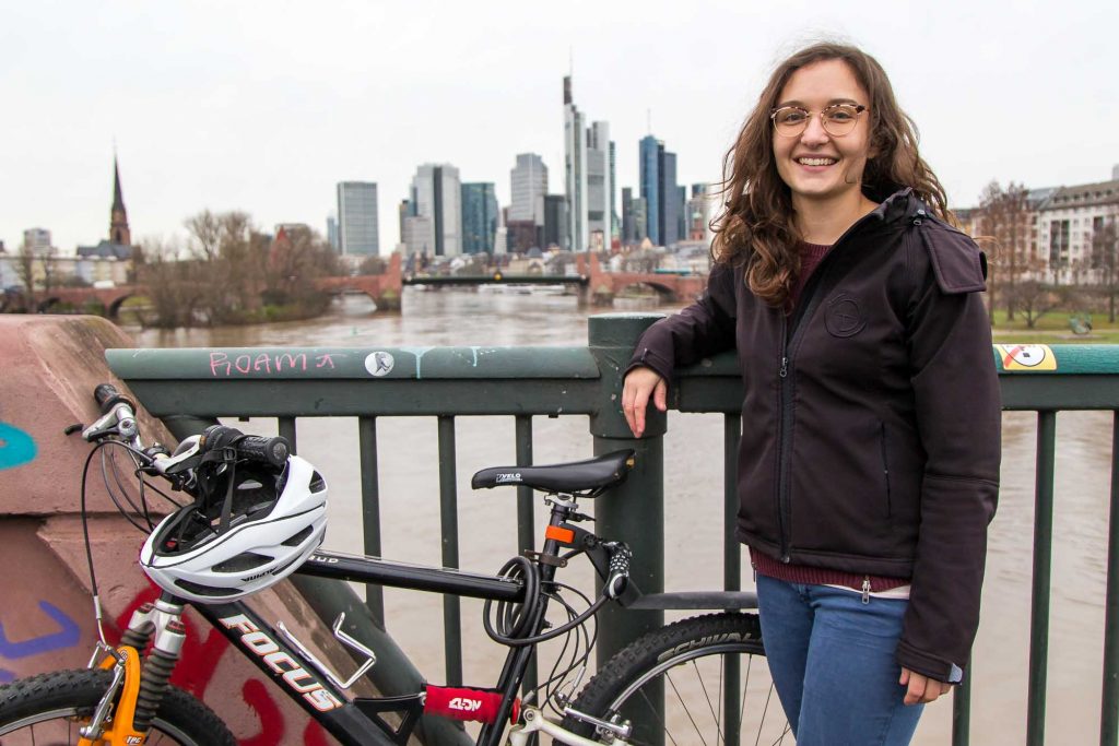 Tabea Bender vor der Frankfurter Skyline