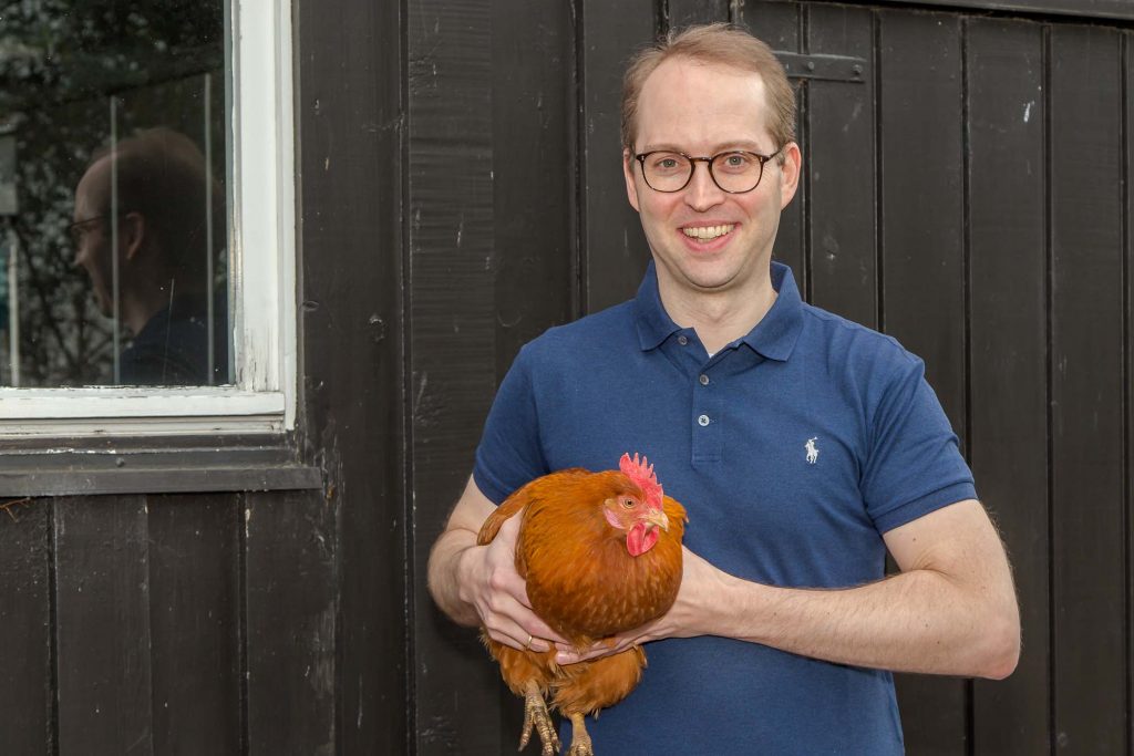 Dr. med. Florian Kircher mit dem Huhn Hermine