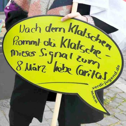Protestaktion vor der Caritas Frankfurt gegen die Ablehnung der Allgemeinverbindlichkeit des Tarifvertrages für die Beschäftigten in der Altenpflege