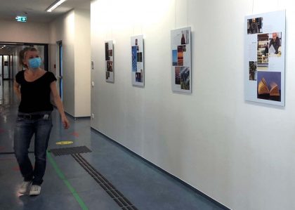die Ausstellung "Corona - eine Chance?" wird in den Räumen der VHS Frankfurt am Main aufgehängt