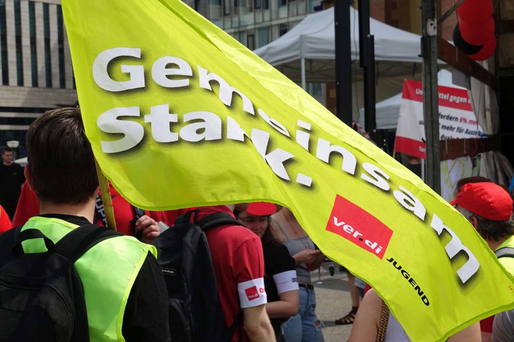 Demonstration und Kundgebung von streikenden Telekom-Beschäftigten am 10. Mai 2022 in Frankfurt