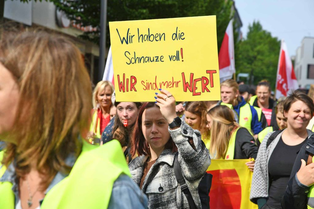 Warnstreik in Hanau für die Aufwertung der Berufe im Sozial- und Erziehungsbereich