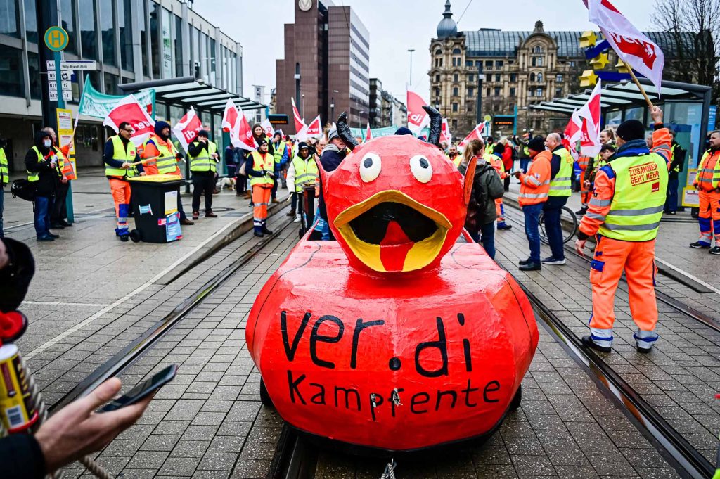 Streiflichter vom Warnstreik für die Tarifforderungen im Öffentlichen Dienst, hier in Frankfurt am Main