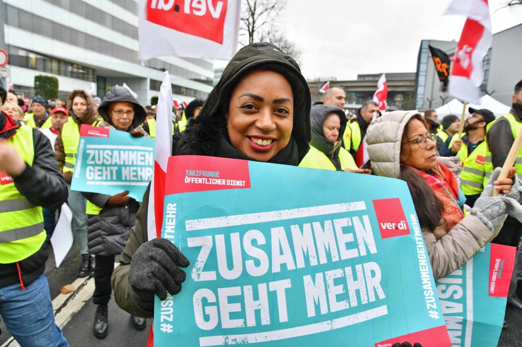 eindrucksvoller Warnstreik am Flughafen Frankfurt für die Tarifforderung 10,5% mindestens 500 Euro