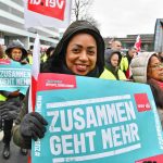 eindrucksvoller Warnstreik am Flughafen Frankfurt für die Tarifforderung 10,5% mindestens 500 Euro