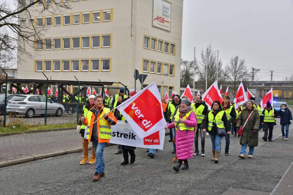 starke Beteiligung der gewerblich-technischen Beschäftigten der Stadt Hanau am Warnstreik