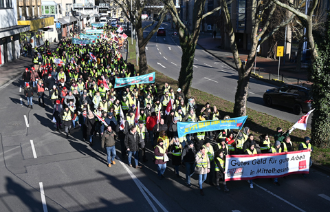 Foto: Corinna Vahrenkamp Beschäftigte des Öffentlichen Dienstes aus Mittelhessen versammeln sich am 28.02.2023 in Giessen zum Warnstreik