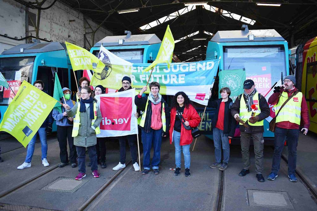 Mit Beginn der Frühschicht sind Beschäftigte des öffentlichen Nahverkehrs in einen 24-stündigen Warnstreik getreten