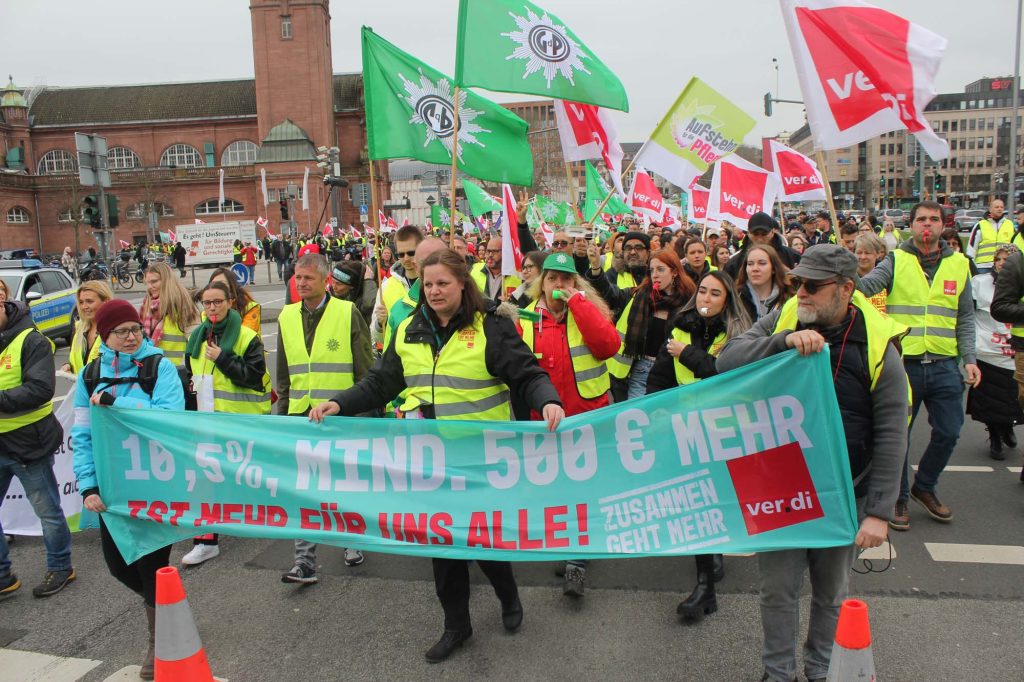 10,5 %, mindestens 500 Euro mehr lautet die Forderung