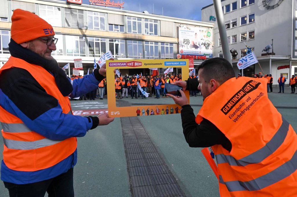 Streikkundgebung vor dem Hauptbahnhof Kassel