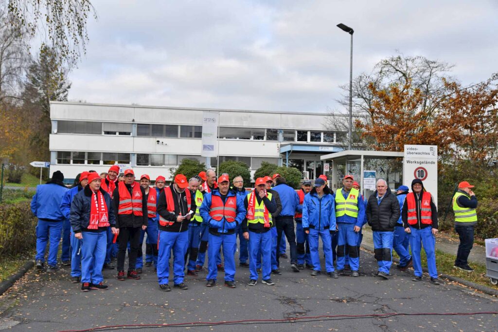 Warnstreik bei der Linde AMT Schlüchtern für einen Tarifvertrag