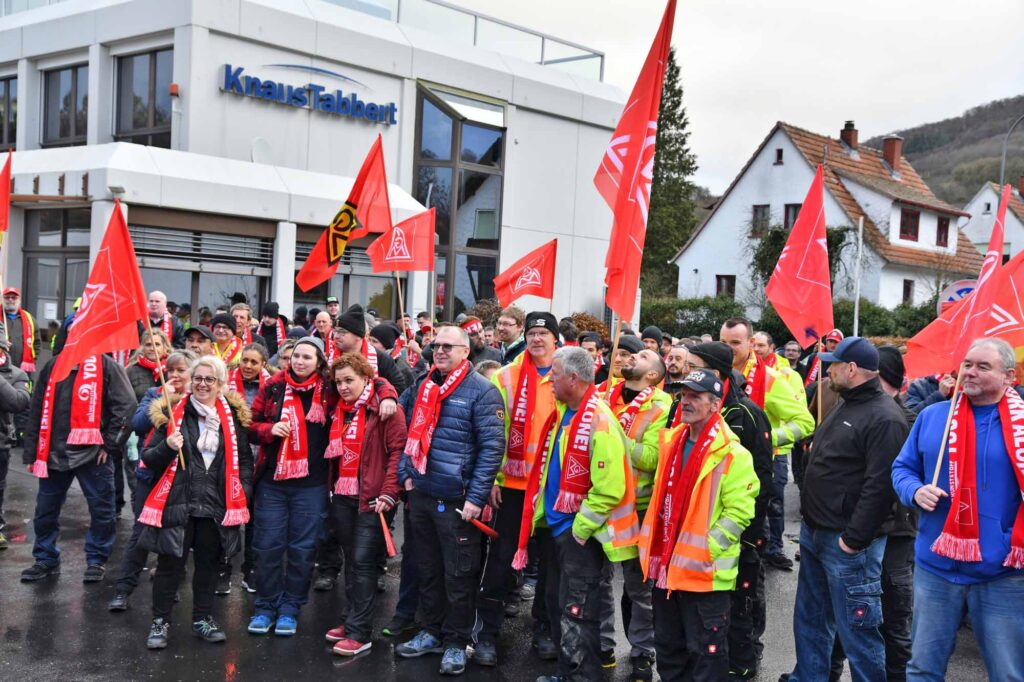 Warnstreik bei der Knaus Tabbert AG in Mottgers im Rahmen der Tarifrunde in der Holz- und Kunststoffindustrie