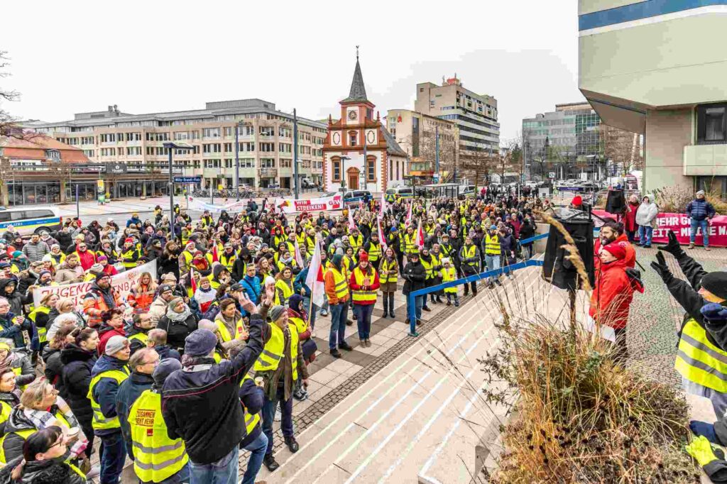 vor dem Offenbacher Rathaus