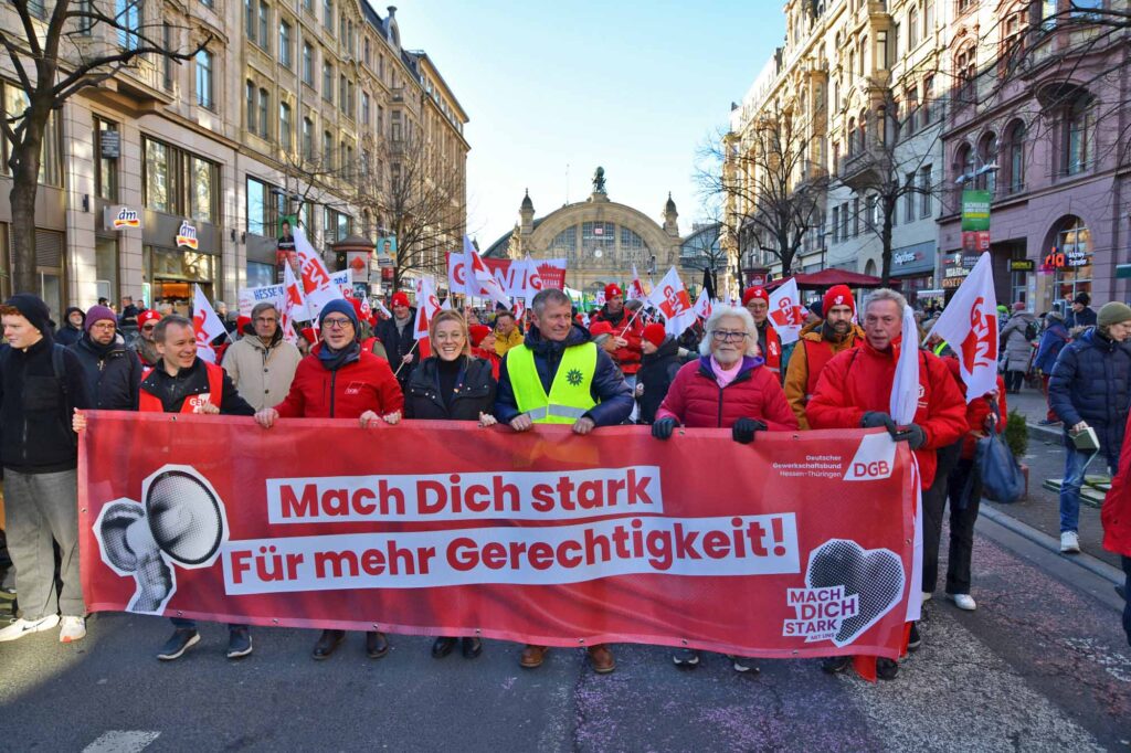 2500 Beamte und Beamtinnen demonstrieren in Frankfurt