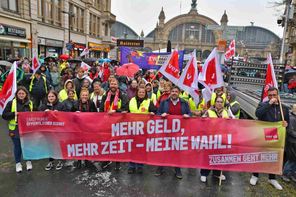 Demozug am Frankfurter Hauptbahnhof