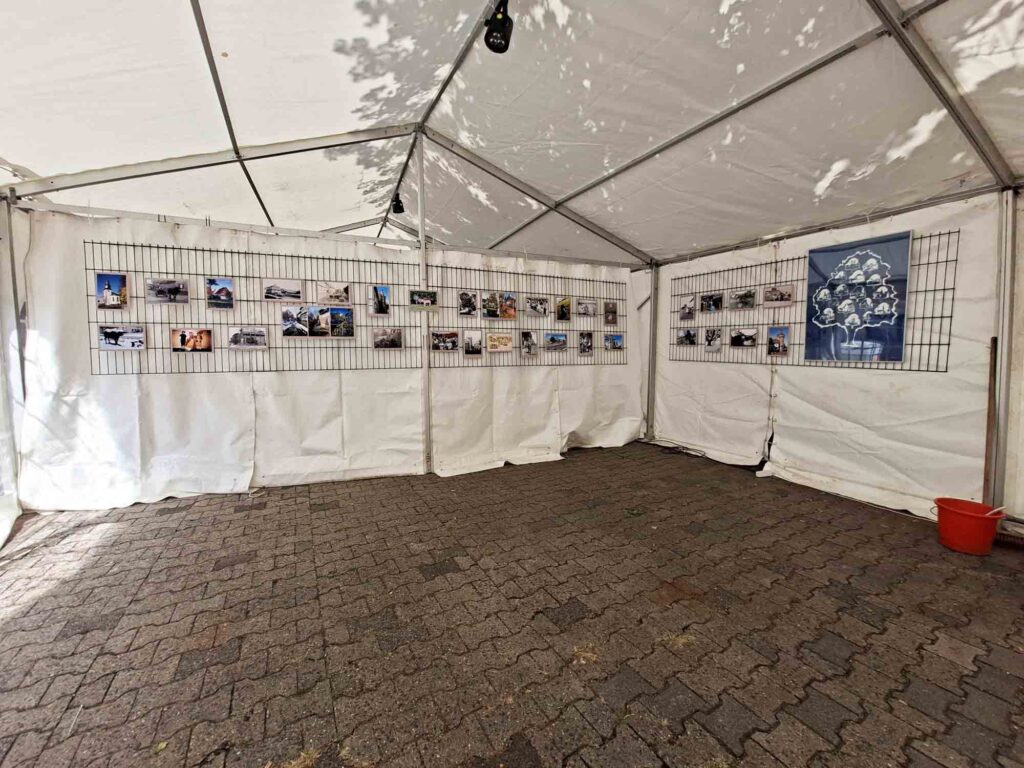 Blick auf die gesamte Fotoausstellung "Langendiebach Gestern und Heute" vor dem Ansturm der BesucherInnen.