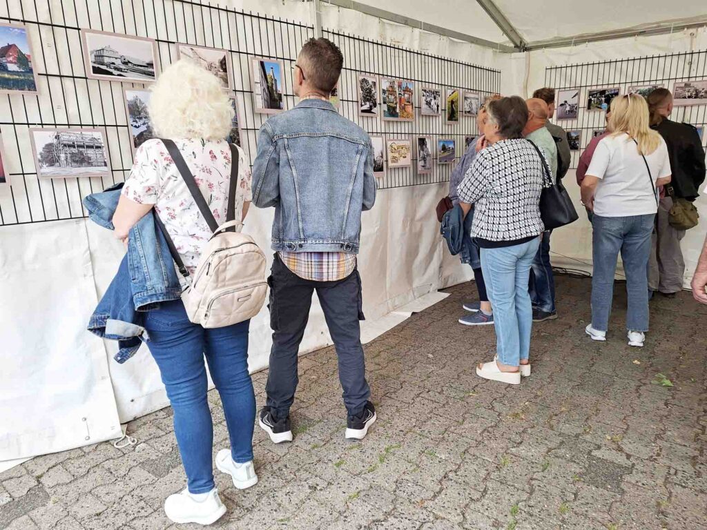 Großes Interesse an der Fotoausstellung, der Besucherstrom riss nicht ab.
