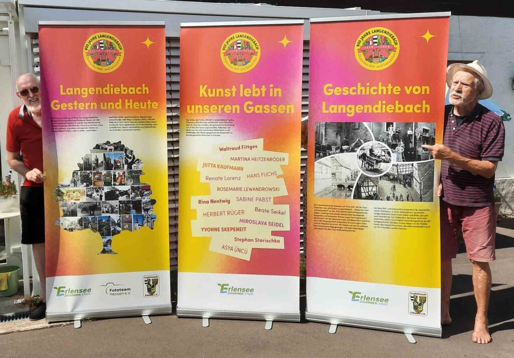Mit großformatigen RollUps wurde auf die drei Ausstellungen im großen Zelt aufmerksam gemacht.