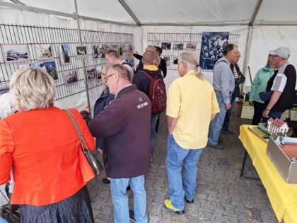 Die Fotos gaben Anlass zu Gesprächen und Erinnerungen.