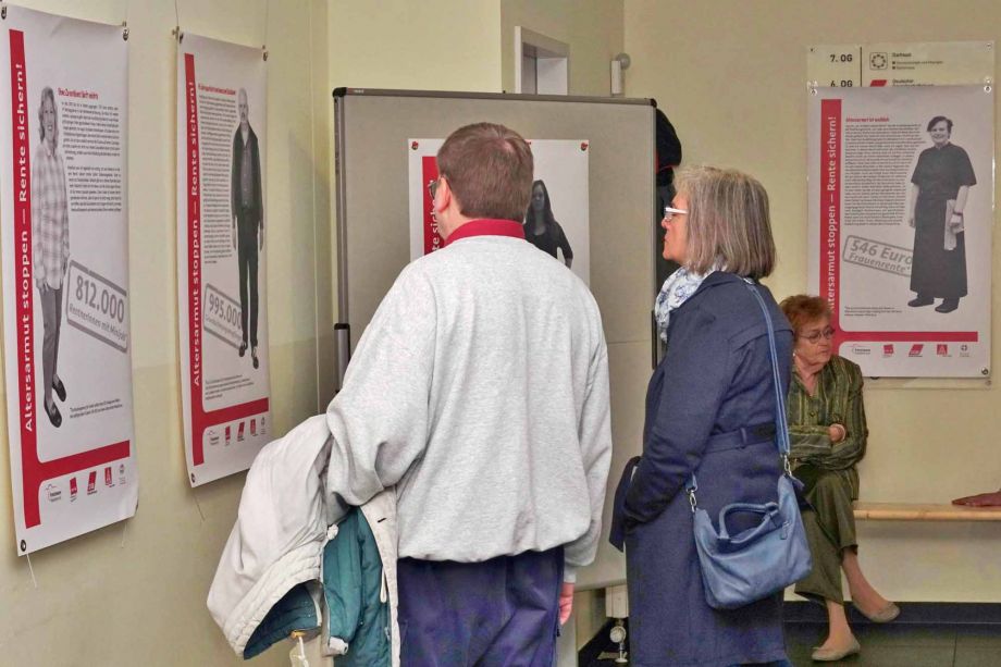 Übung zur Fotoreportage "Wir machen eine Ausstellung" Übung zur Fotoreportage "Wir machen eine Ausstellung"