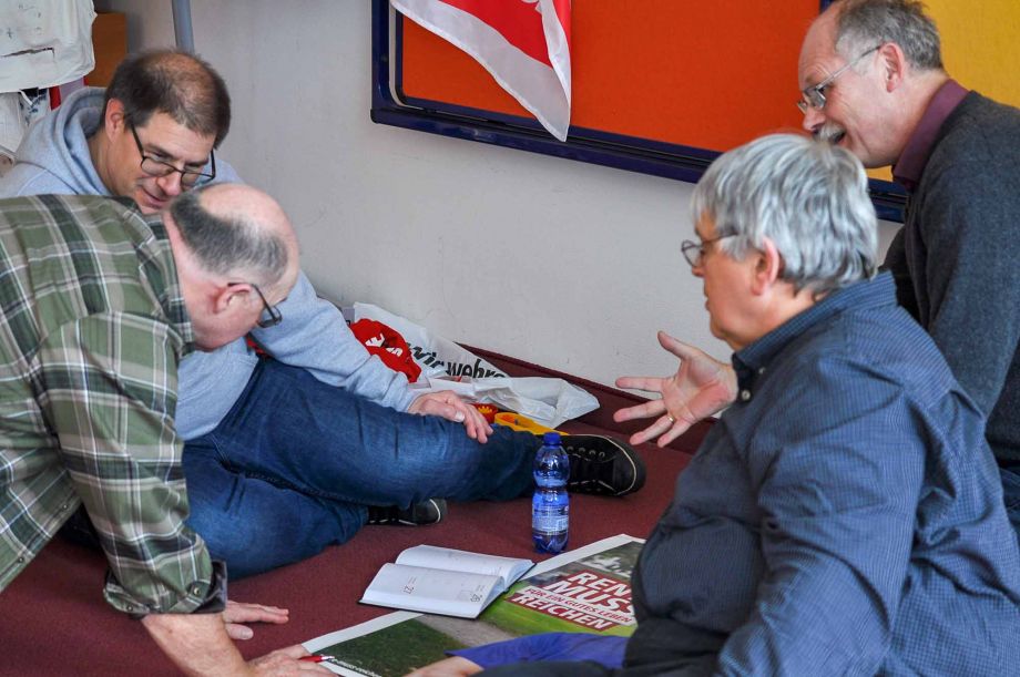 Übung zur Fotoreportage "Vorbereitung auf eine Aktion" Übung zur Fotoreportage "Vorbereitung auf eine Aktion"