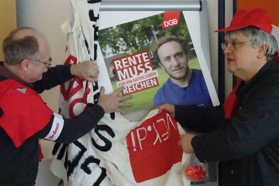 Übung zur Fotoreportage "Vorbereitung auf eine Aktion" Übung zur Fotoreportage "Vorbereitung auf eine Aktion"