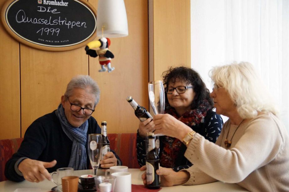 Übung Fotoreportage AG 4 - Lies'chen wird begraben Übung Fotoreportage AG 4 - Lies'chen wird begraben
