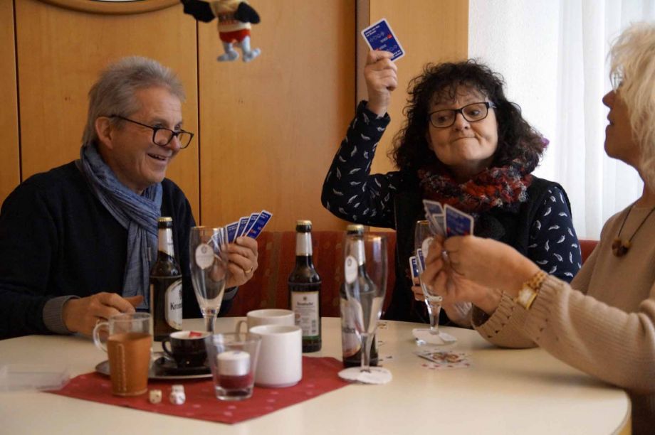 Übung Fotoreportage AG 4 - Lies'chen wird begraben Übung Fotoreportage AG 4 - Lies'chen wird begraben