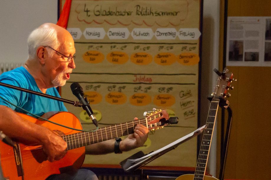 Anlässlich des 4. Gladenbacher Politiksommers der ver.di Bildungsstätte spielte Der Black in Begleitung von Philipp Römer und brachte einen Hauch von 68 ins Haus