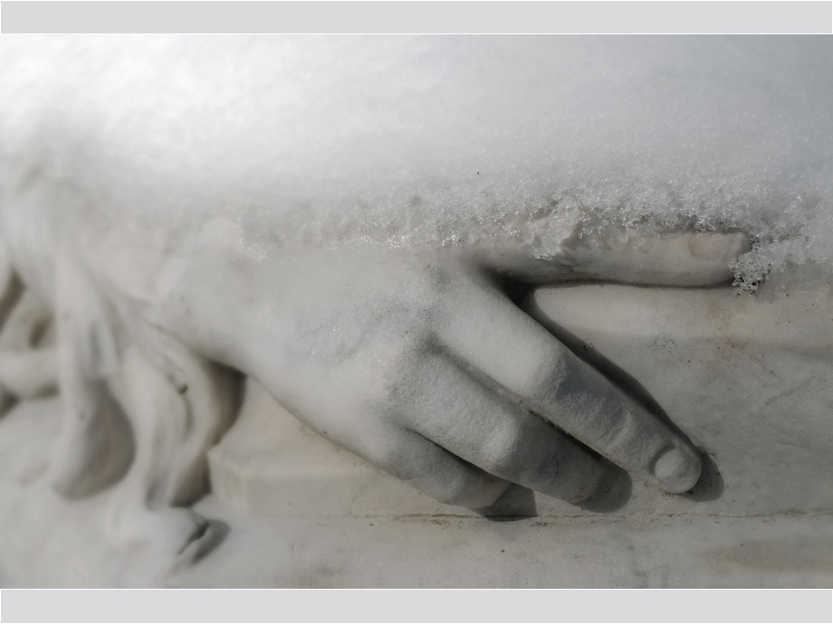 Hand im Schnee