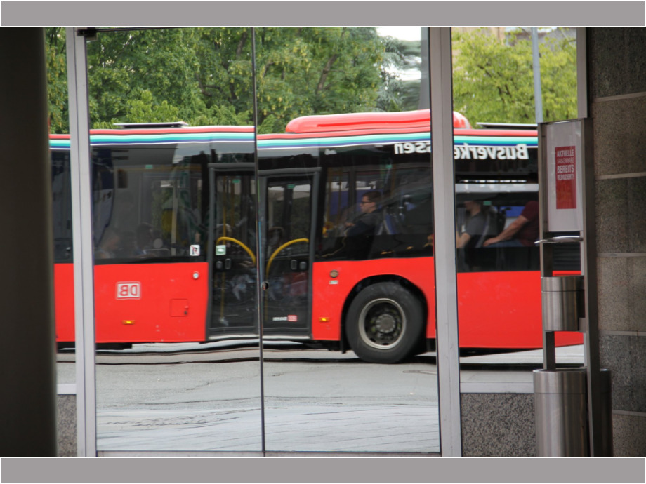 Spiegelung in der Tür