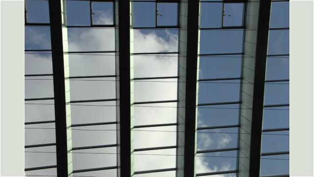 Blick nach oben durch das Glasdach der verdi Bundeszentrale