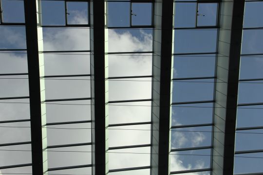 Blick nach oben durch das Glasdach der verdi Bundeszentrale
