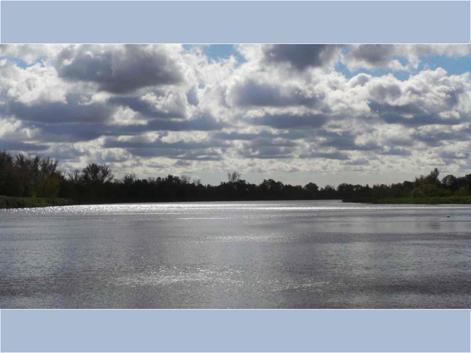 Wolken über dem Fluss