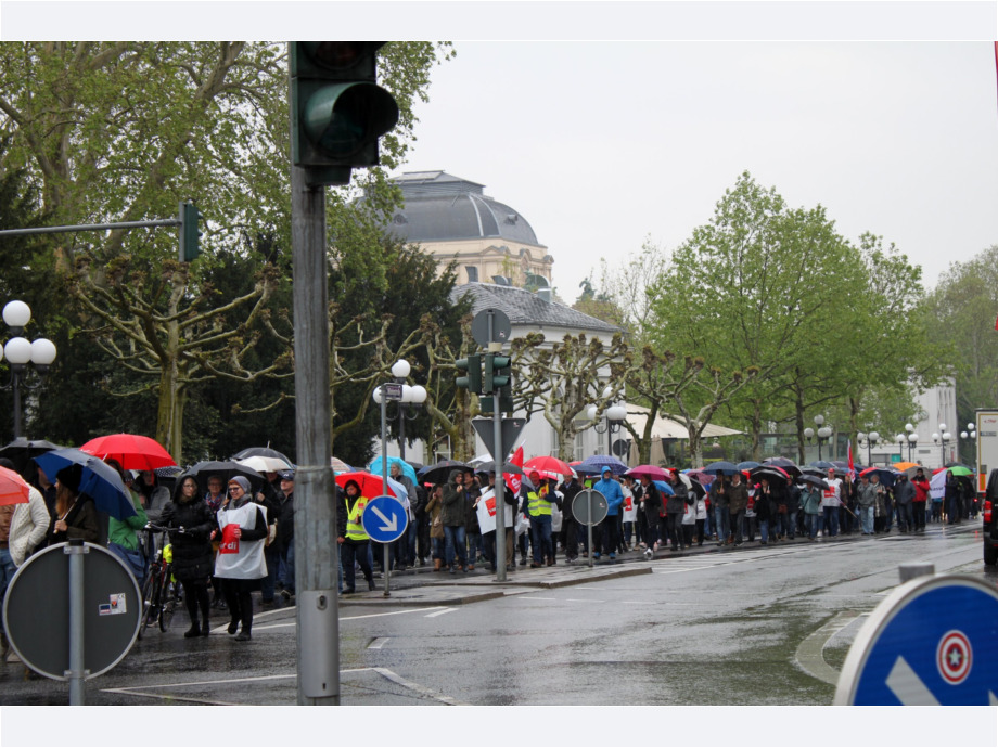 Der Demonstrationszug erreichte mit guter Stimmung den Kranzplatz, wo die Kundgebung stattfand. Der Demonstrationszug erreichte mit guter Stimmung den Kranzplatz, wo die Kundgebung stattfand.