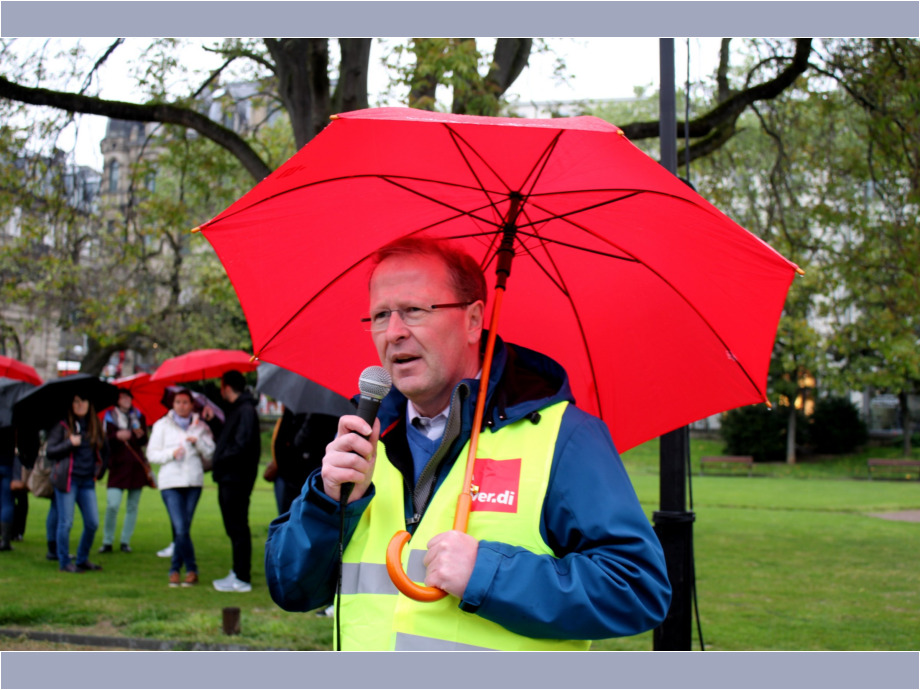 Markus Geis, Mitglied der Verhandlungskommission erläutert den Stand der Tarifverhandlung Markus Geis, Mitglied der Verhandlungskommission erläutert den Stand der Tarifverhandlung