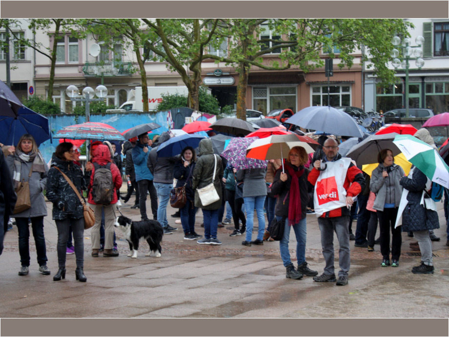 Trotz strömenden Regens beteiligten sich 450 Beschäftigte der Nassauischen Sparkasse am Warnstreik in Wiesbaden Trotz strömenden Regens beteiligten sich 450 Beschäftigte der Nassauischen Sparkasse am Warnstreik in Wiesbaden