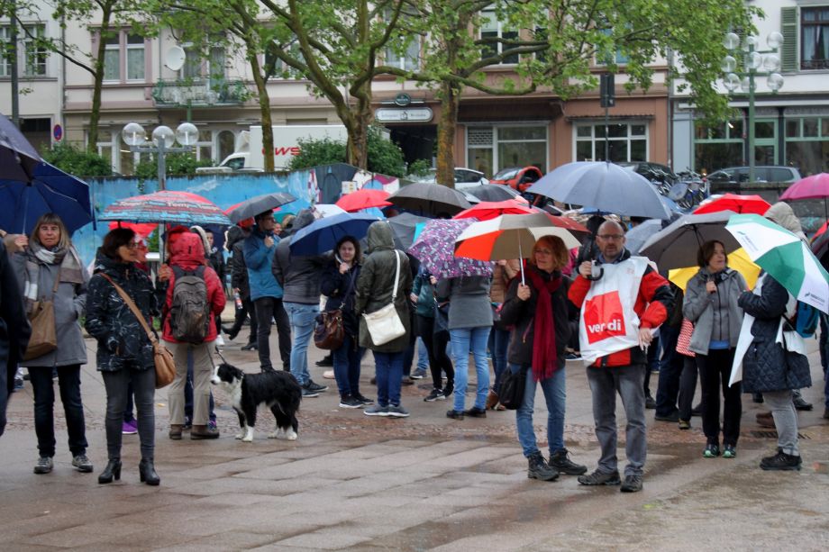 Trotz strömenden Regens beteiligten sich 450 Beschäftigte der Nassauischen Sparkasse am Warnstreik in Wiesbaden Trotz strömenden Regens beteiligten sich 450 Beschäftigte der Nassauischen Sparkasse am Warnstreik in Wiesbaden