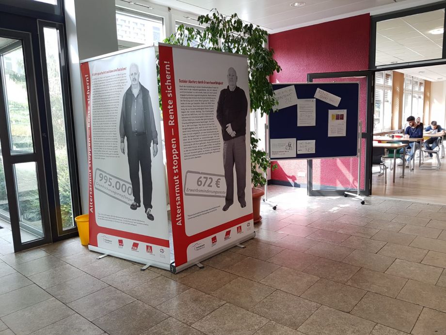 die Ausstellung im Eingangsbereich der Schule