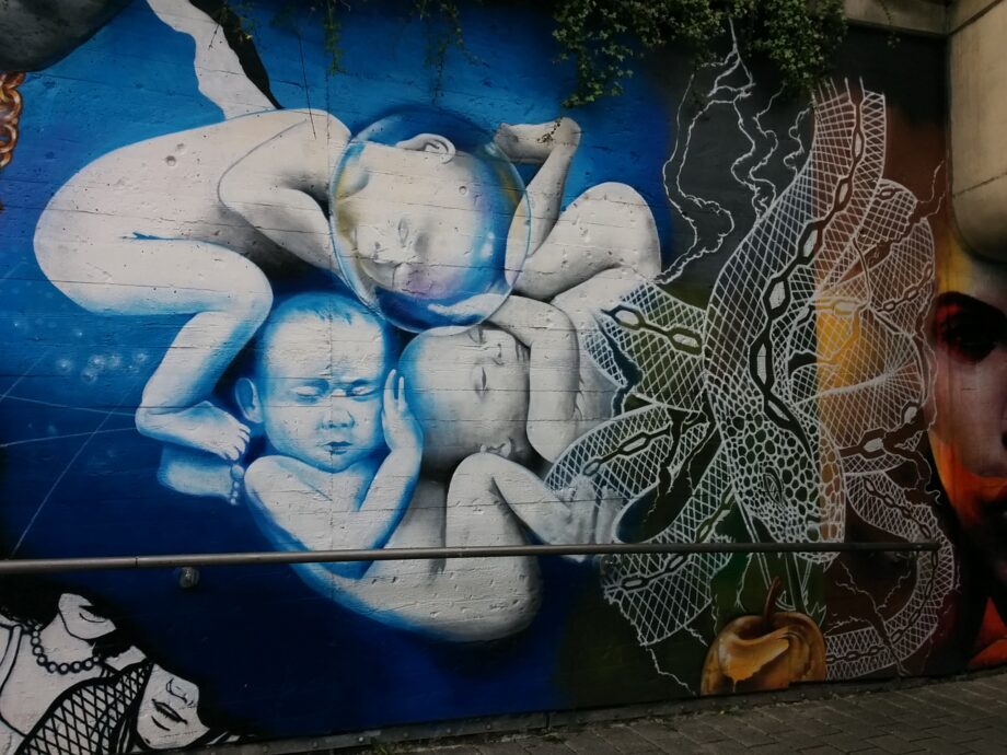 Uterusblau, anonym, Unterführung in Ginnheim, Frankfurt