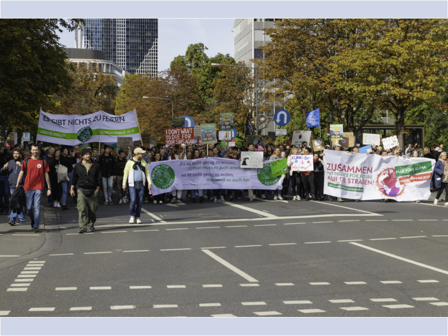 Die Demonstration beginnt am Opernplatz