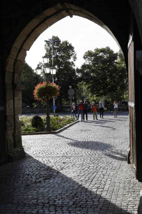 draußen vor dem Tor steht die Foto-Schar draußen vor dem Tor steht die Foto-Schar