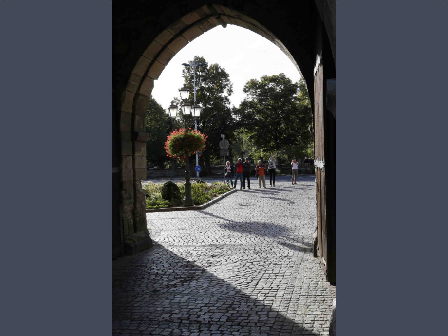 draußen vor dem Tor steht die Foto-Schar draußen vor dem Tor steht die Foto-Schar
