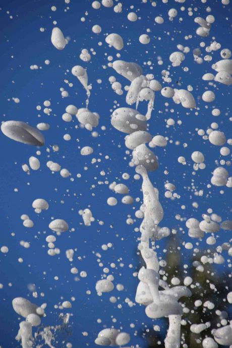 das Spiel des Geysirs mit dem Wasser das Spiel des Geysirs mit dem Wasser