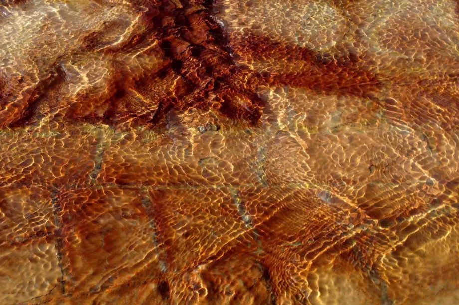 wo das Wasser abfliesst, setzen sich Mineralien ab wo das Wasser abfliesst, setzen sich Mineralien ab