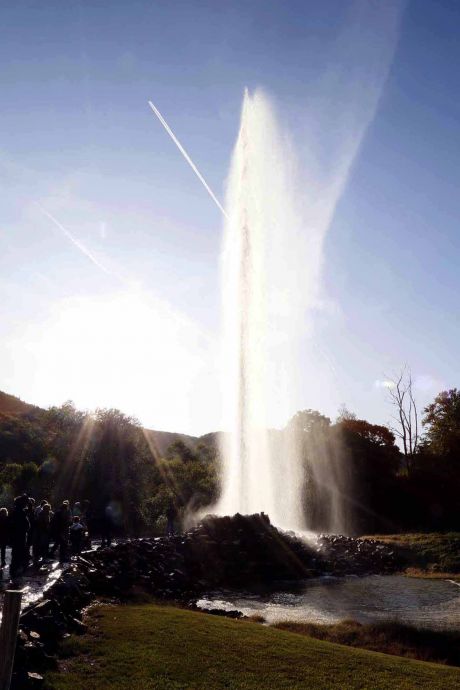 der Strahl schießt hoch der Strahl schießt hoch
