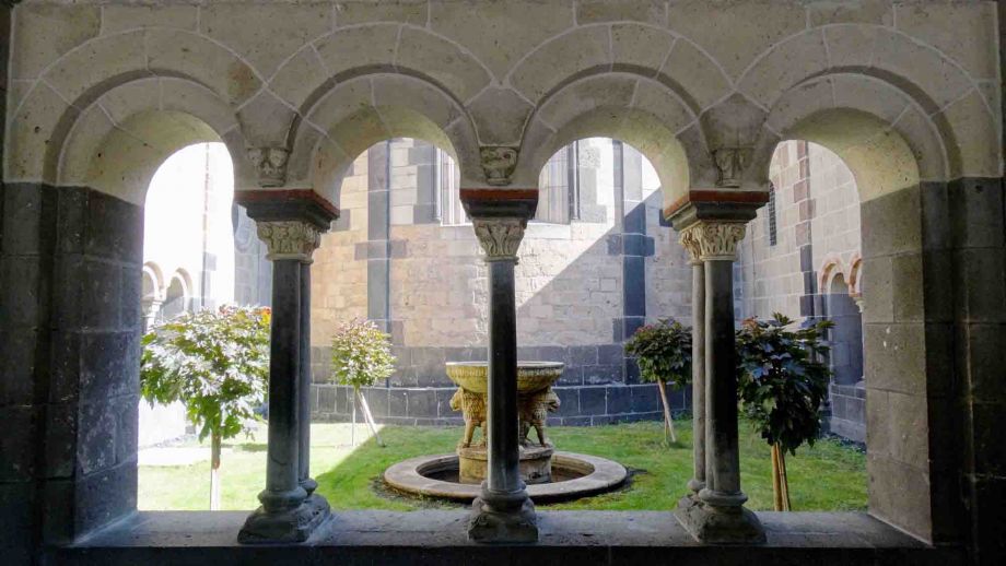 der Innenhof des Kreuzgangs der Innenhof des Kreuzgangs