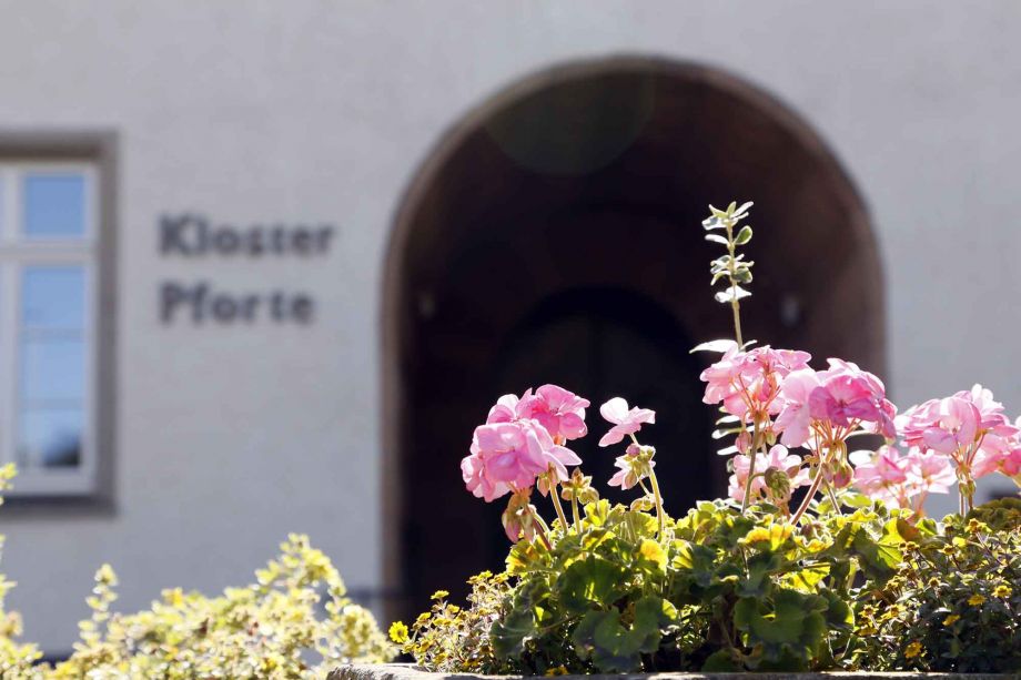 an der Klosterpforte endet der Besucherstrom an der Klosterpforte endet der Besucherstrom