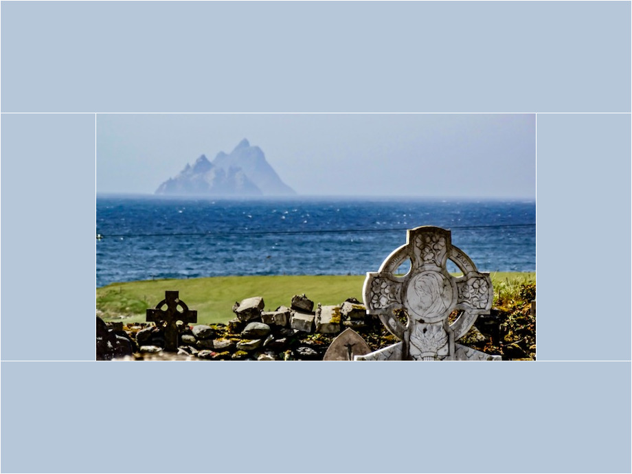 Friedhof Reilig an Ghleanna (Sean), Irland im Hintergrund die Insel Skellig Michael