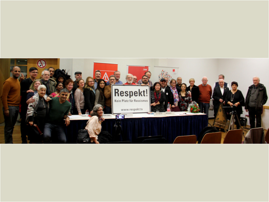 Aktion zum Abschluss: Wir sagen: Das Schild Respekt! Kein Platz für Rassismus am Frankfurter Römer bleibt! Aktion zum Abschluss: Wir sagen: Das Schild Respekt! Kein Platz für Rassismus am Frankfurter Römer bleibt!